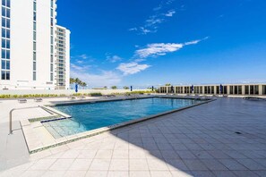 Outdoor pool - Elara Beachfront 2 BRS Direct OceanView w Parking (Miami Beach)