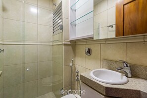 A bathroom with a shower, a sink, and a mirror. - Apt w/ BBQ 1km From Gramado Center Sds104 (Gramado)