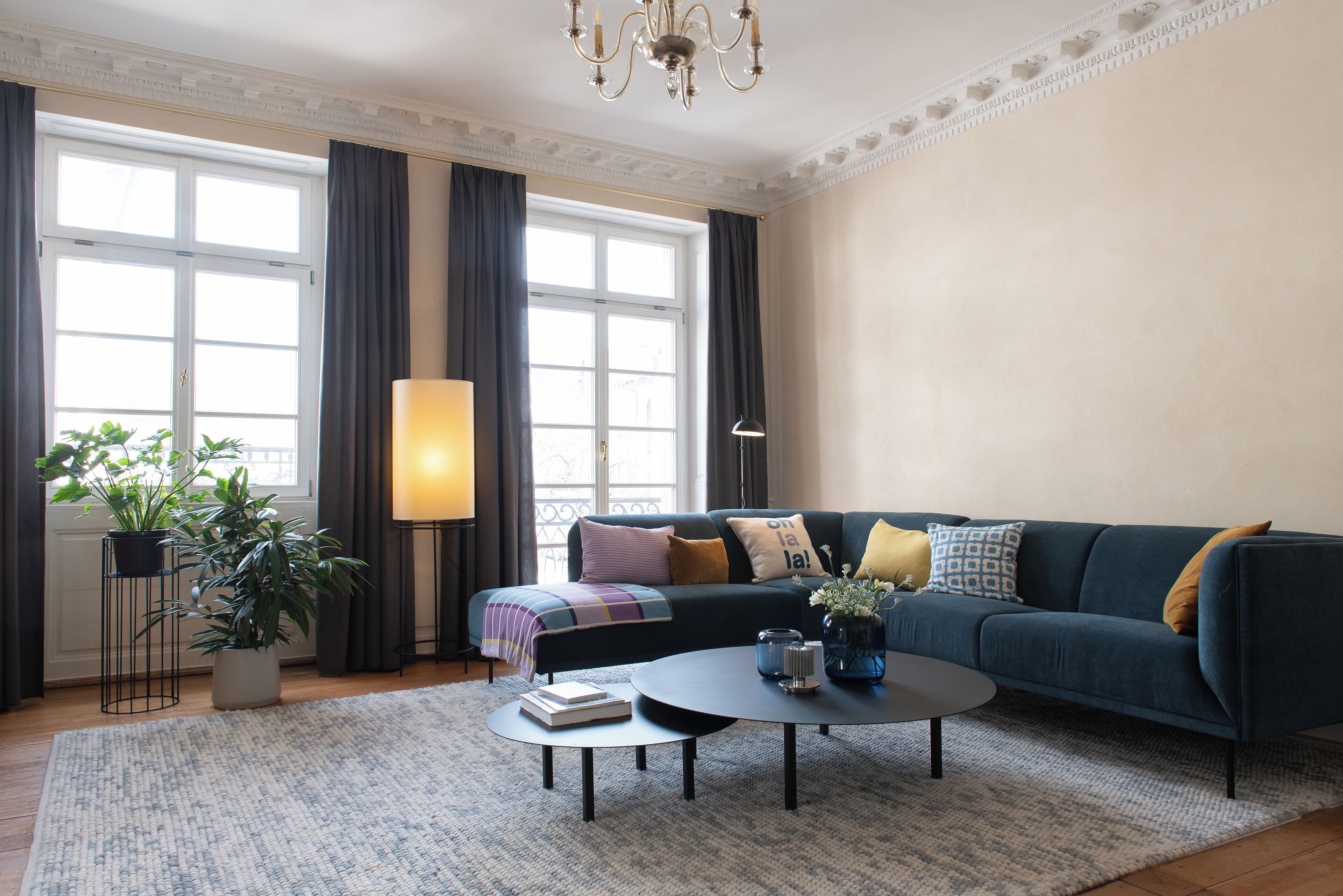 Grand-Apartment, Blick auf den Innenhof | Wohnbereich | Flachbildfernseher