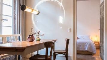 Superior-Apartment, Blick auf den Innenhof | Wohnbereich | Flachbildfernseher