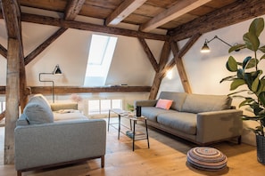 Deluxe Apartment, Courtyard View | Living area
