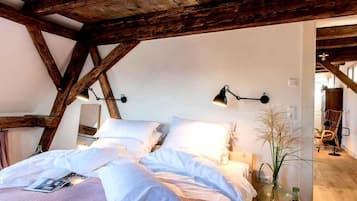 Apartamento luxo, vista para o pátio | Cofres nos quartos, ferros/tábuas de passar roupa, Wi-Fi de cortesia