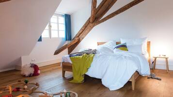 Apartemen Grand, pemandangan halaman | Brankas, setrika/meja setrika, Wi-Fi gratis, dan seprai linen