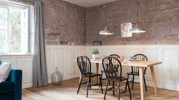 Comfort Apartment, Courtyard View | In-room dining