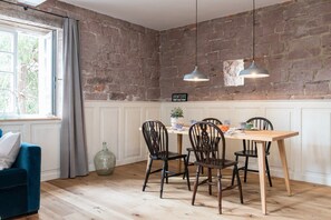 Appartement Confort, vue cour intérieure | Restauration dans la chambre