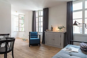 Appartement Supérieur, vue cour intérieure | Coin séjour