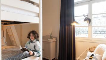 Grand-Apartment, Blick auf den Innenhof | Zimmersafe, Bügeleisen/Bügelbrett, kostenloses WLAN, Bettwäsche