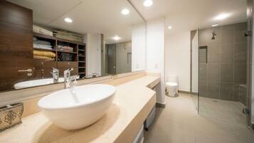 Condo Deluxe, patio | Baño
