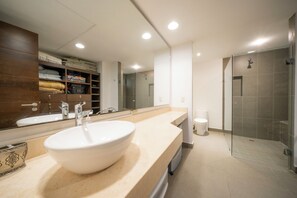 Deluxe Condo, Patio | Bathroom - Condo de 3 habitaciones y 4 albercas (Playa del Carmen)