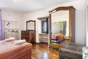 3 slaapkamers, een strijkplank/strijkijzer, wifi, beddengoed