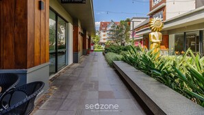A modern building with a wooden facade, a sign for 'BLOCK STUDIOS', and a sun sculpture. - Beautiful Apart With 2 Bedrooms in Gramado Vdb0201 (Gramado)