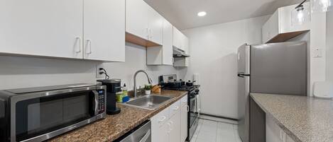 Een koelkast, een microgolfoven, een oven, een kookplaat