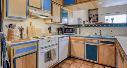 Minutes to Ski Valley, Rivers, Hiking 3 bedroom condo in El Prado, great views,
