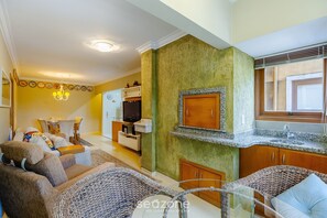 Basic Apartment | Living area