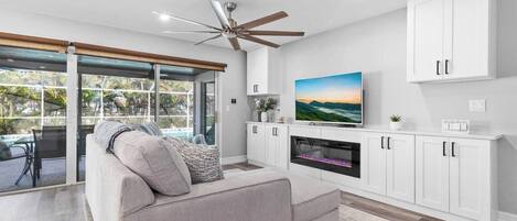 تلفزيون، مدفأة، مكتب