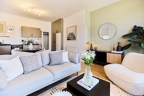 Apartment, Balcony | Living area - Classic Edwardian Flat near Emirates (London)