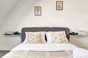 1 bedroom, desk, iron/ironing board, travel crib - Chic 1BR in Saint-Germain - Latin Quarter (Paris)