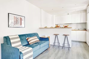 Smart TV, offices - Chic 1BR in Saint-Germain - Latin Quarter (Paris)