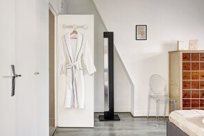1 bedroom, desk, iron/ironing board, travel crib - Chic 1BR in Saint-Germain - Latin Quarter (Paris)
