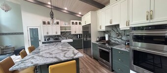 Beautiful 7 Bedroom Home w/ AC + 3 bedroom Barn (For extra fee)