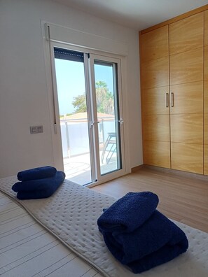 4 bedrooms, iron/ironing board, free WiFi, bed sheets