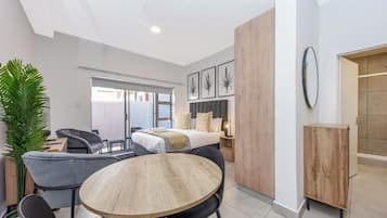 VÀrdeförvaringsskÄp pÄ rummet, strykjÀrn/strykbrÀda och internet