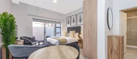 Caja de seguridad en la habitación y tabla de planchar con plancha