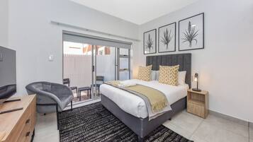 Pengeskab på værelset, strygejern/strygebræt, internetforbindelse