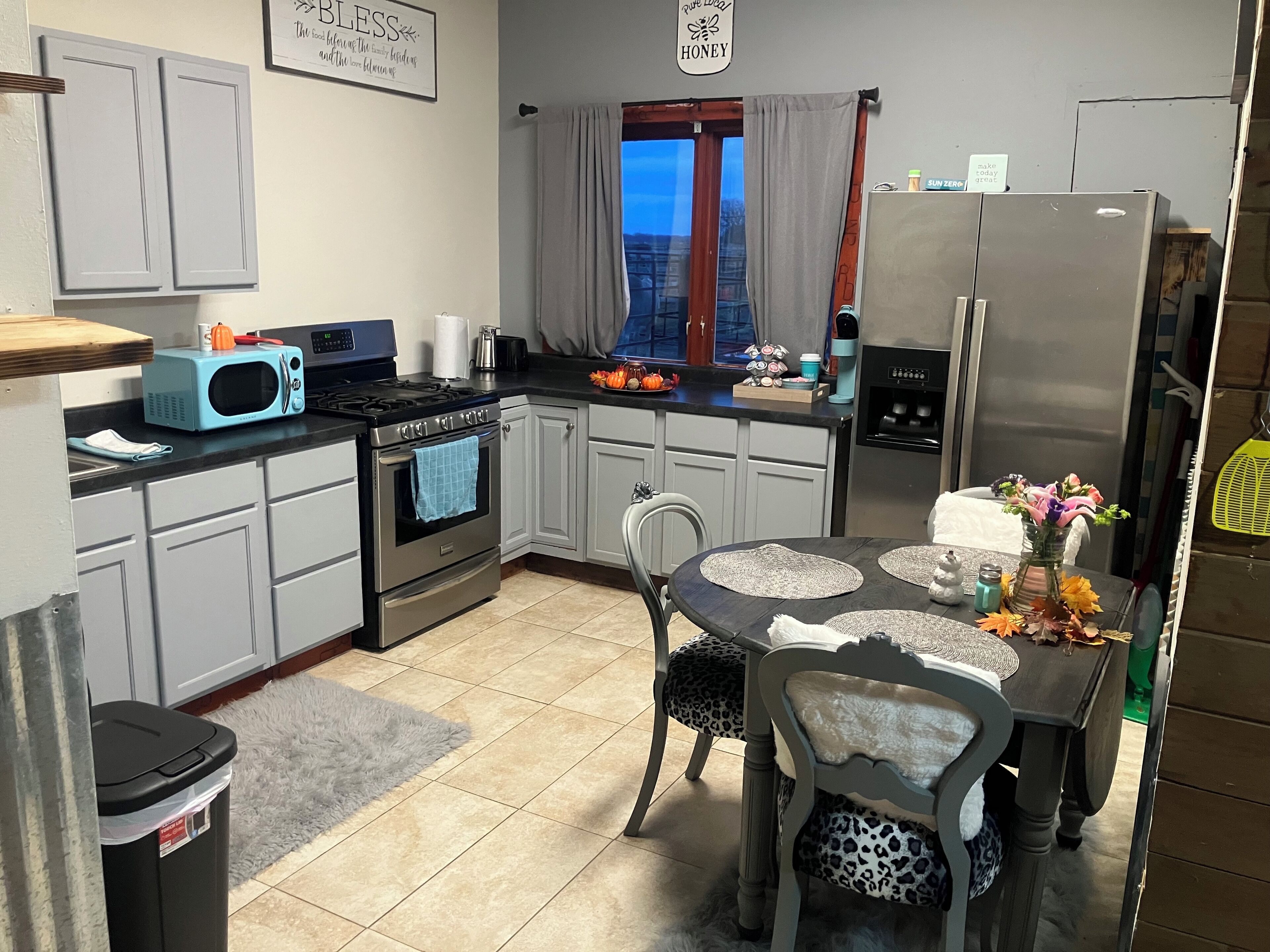 Refrigerador, microondas, horno y parrilla de estufa 