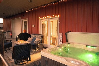 Cozy 2 BED barndo in a barn. cows, horses,hot tub. Experience the RANCH life