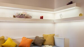 Apartment | Ruang tamu | 40 inci sebuah televisyen pintar dengan digital 