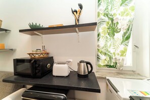 Kylskåp, mikrovågsugn, vattenkokare och brödrost