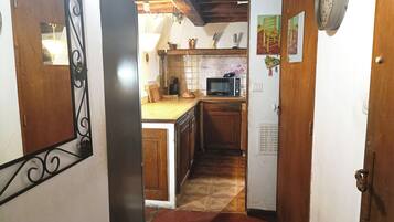 KĂŒhlschrank, Mikrowelle, Wasserkocher mit Kaffee-/Teezubehör