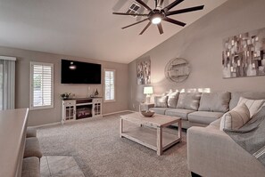 Smart TV, foosball, table tennis, books - 3 bdrm Glendale Home w/ Pool (Glendale)