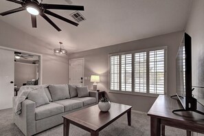 Smart TV, futbolito, mesa de ping pong, libros