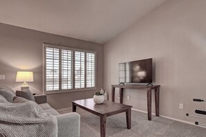 Smart TV, futbolito, mesa de ping pong, libros