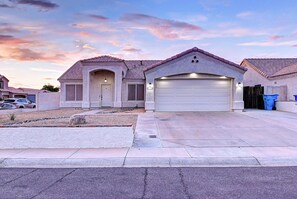 Exterior - 3 bdrm Glendale Home w/ Pool (Glendale)
