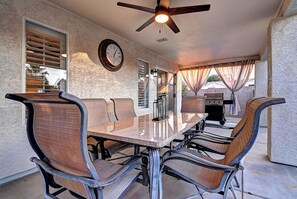Outdoor dining - 3 bdrm Glendale Home w/ Pool (Glendale)