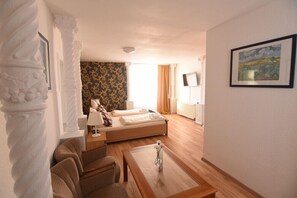 Comfort-Doppelzimmer, 1 Schlafzimmer, Gartenblick | Schreibtisch, laptopgeeigneter Arbeitsplatz, kostenloses WLAN