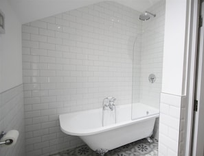 Sèche-cheveux, serviettes fournies, savon, papier toilette
