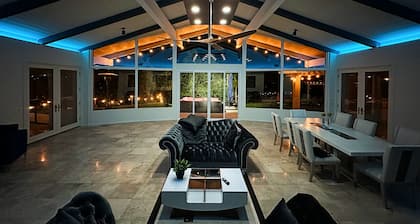 Hilltop Villa, Guesthouse & Casita with Pool Oasis