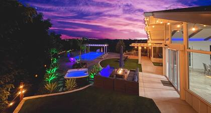 Hilltop Villa, Guesthouse & Casita with Pool Oasis