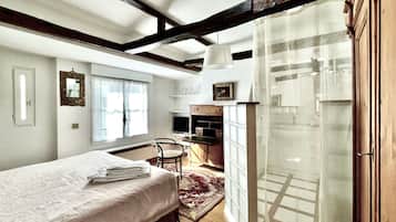 1 bedroom, in-room safe, desk, iron/ironing board