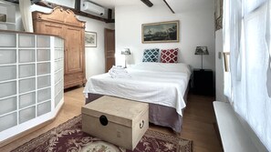 1 dormitori, caixa forta a l'habitació i escriptori 