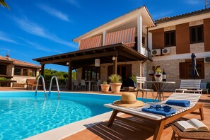A pool area with lounge chairs, a pergola, and a dining area with outdoor seating. - Villa Blondie in Castellammare del Golfo (Castellammare del Golfo)