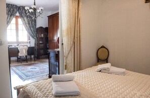 A bedroom with a bed, a desk, a chair, and a wardrobe. - Villa Blondie in Castellammare del Golfo (Castellammare del Golfo)