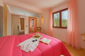 A bedroom with a large bed, pink curtains, a window, and a mirror. - Villa Blondie in Castellammare del Golfo (Castellammare del Golfo)
