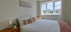 3 bedrooms, desk, iron/ironing board, free WiFi - Generous 3 bed in the heart of the village (Sawtry)