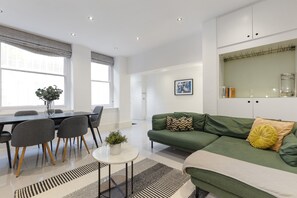 Living area - Spacious 3-BD Getaway in Prime Location with Spa-Style Tub (London)