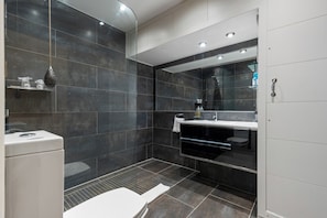 Douche, serviettes fournies, savon, papier toilette